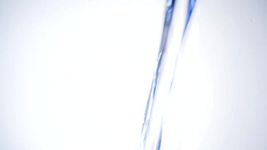 su beyaz bir arka plan üzerine dökülür