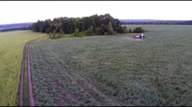 Bezelye alana püskürtme üzerinde traktör