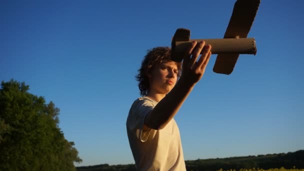 Lycklig pojke leker med ett flygplan — Stockvideo