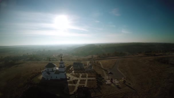 Voar sobre a igreja — Vídeo de Stock