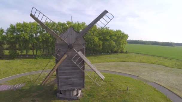 Oude windmolen op een groen gazon — Stockvideo