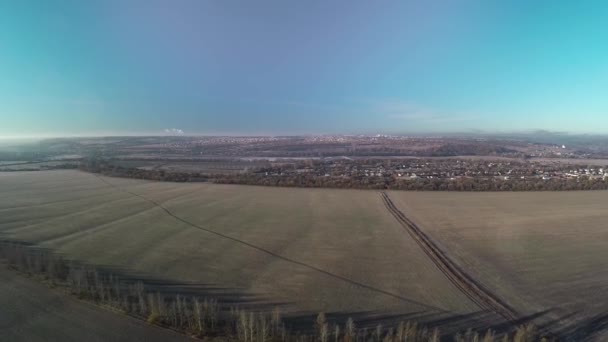 vol au-dessus des forêts et champs d'automne 
