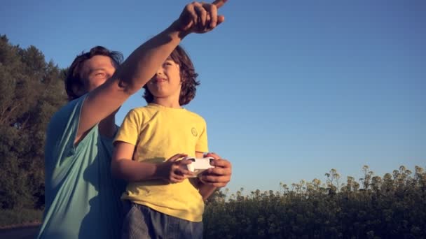 Father playing with his son — Stock Video