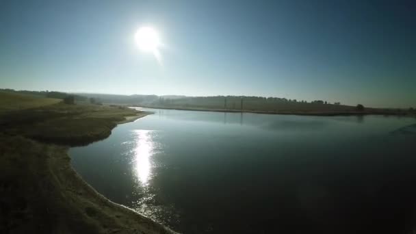 Vuelo sobre el lago con paisaje — Vídeos de Stock