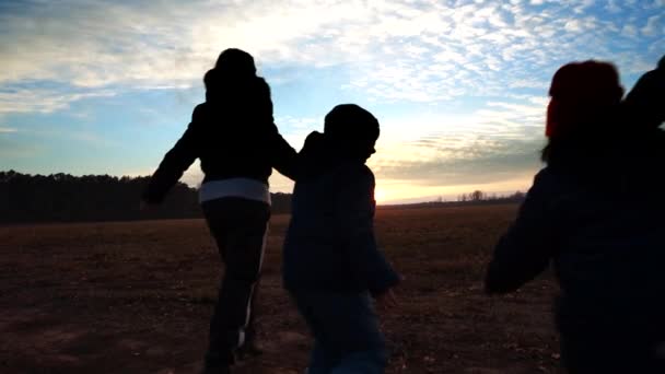 Счастливая семья работает на сельской местности — стоковое видео
