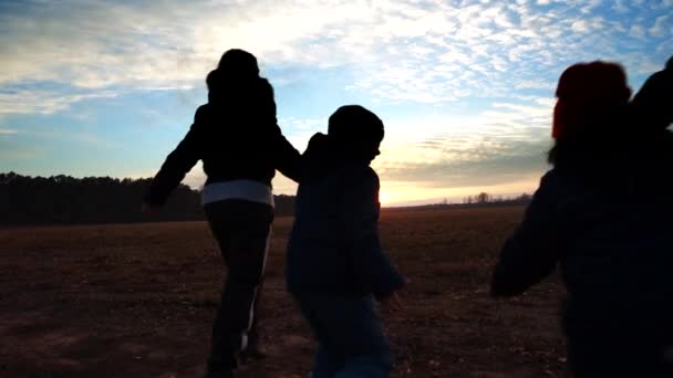 Familienlauf auf dem Land — Stockvideo