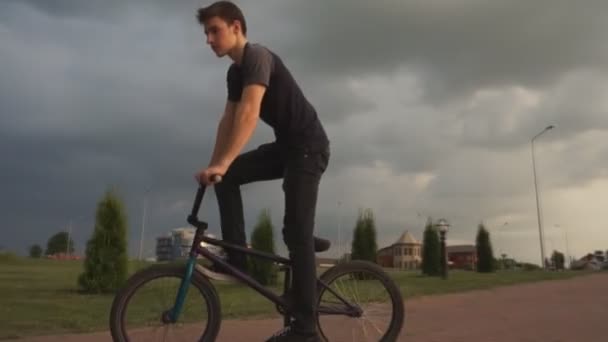 Teenager jump on a bicycle outdoors — Stock Video