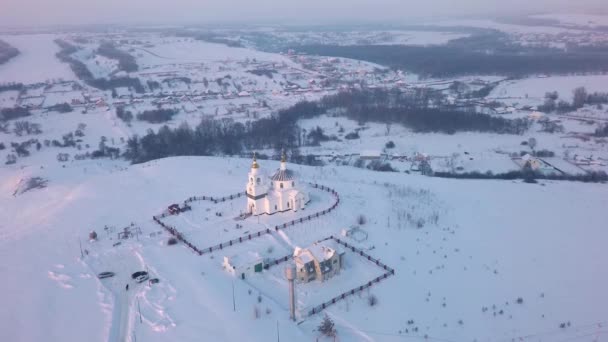 Vista voadora sobre a igreja — Vídeo de Stock