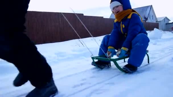 Menino alegre trenó no inverno — Vídeo de Stock