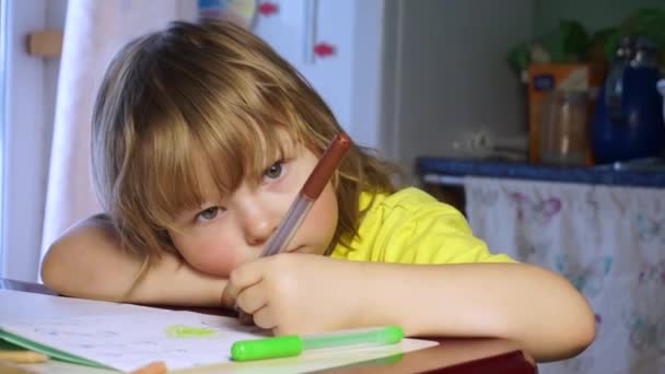 Los niños dibujan en casa en la mesa — Vídeos de Stock