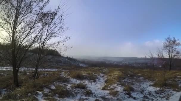 Neve e sol em um prado rural — Vídeo de Stock