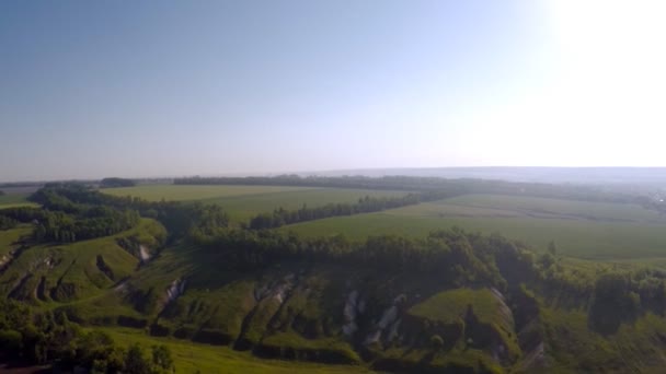 forêt, terres agricoles, ravin aube et rayons du soleil 