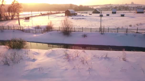 Flygande över floden i byn — Stockvideo