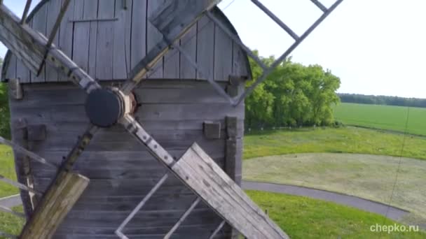 Старая мельница на зеленой лужайке — стоковое видео