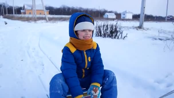 Menino alegre trenó no inverno — Vídeo de Stock