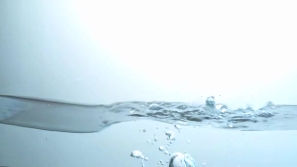 L'eau propre est versée avec des vagues et des bulles — Video