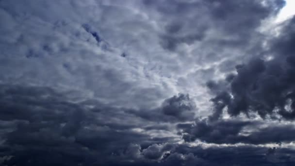 Nuvens ameaçadoras no céu — Vídeo de Stock