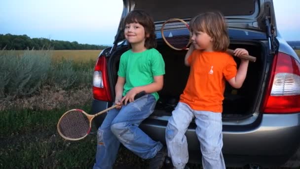 Zwei Kinder im Kofferraum eines Autos — Stockvideo