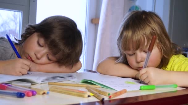 Niños dibuja en la mesa en casa — Vídeos de Stock