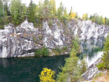 nehir kayaların arasındaki