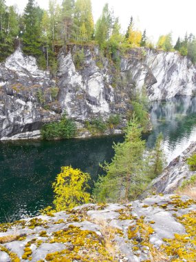 nehir kayaların arasındaki