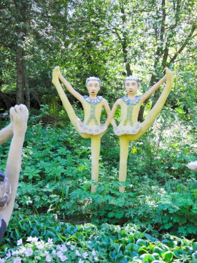 ahşap ve taştan yapılmış komik rakamlar