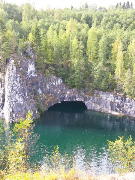 Grotta sottomarina sul fiume — Foto Stock