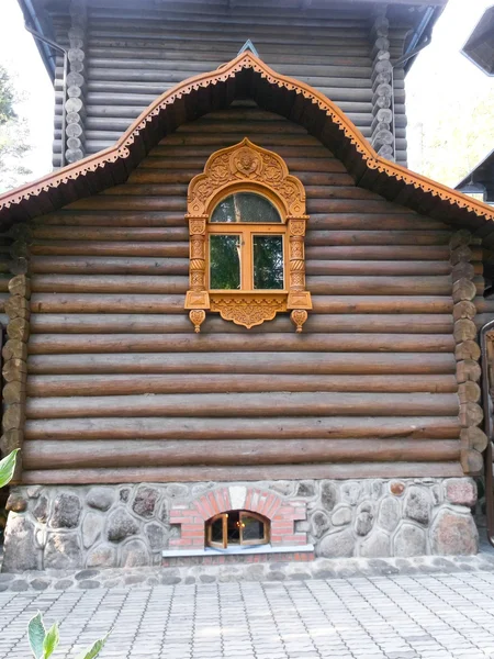 Edificio in legno con persiane intagliate — Foto Stock