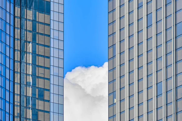 Architekturfragment Eines Wolkenkratzers Hintergrund Des Himmels Hintergrund Aus Der Wirtschaft — Stockfoto