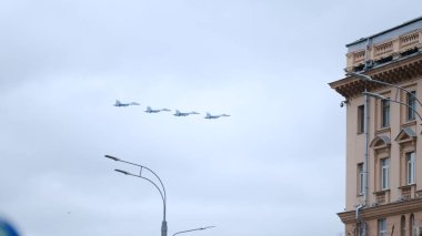 Moskova, Rusya Federasyonu, 05.09.2021: Zafer Günü 'ne adanmış askeri teçhizat geçidi şehrin merkez caddelerinde olabilir.