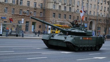 Moskova, Rusya Federasyonu, 05.09.2021: Zafer Günü 'ne adanmış askeri teçhizat geçidi şehrin merkez caddelerinde olabilir.