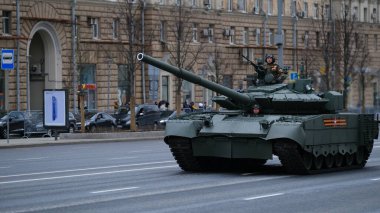 Moskova, Rusya Federasyonu, 05.09.2021: Zafer Günü 'ne adanmış askeri teçhizat geçidi şehrin merkez caddelerinde olabilir.