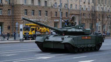 Moskova, Rusya Federasyonu, 05.09.2021: Zafer Günü 'ne adanmış askeri teçhizat geçidi şehrin merkez caddelerinde olabilir.