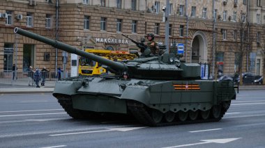 Moskova, Rusya Federasyonu, 05.09.2021: Zafer Günü 'ne adanmış askeri teçhizat geçidi şehrin merkez caddelerinde olabilir.