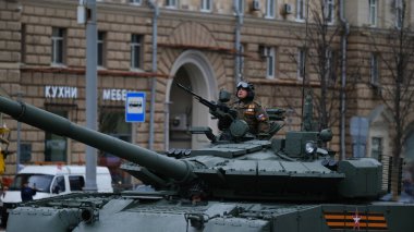 Moskova, Rusya Federasyonu, 05.09.2021: Zafer Günü 'ne adanmış askeri teçhizat geçidi şehrin merkez caddelerinde olabilir.