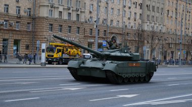 Moskova, Rusya Federasyonu, 05.09.2021: Zafer Günü 'ne adanmış askeri teçhizat geçidi şehrin merkez caddelerinde olabilir.
