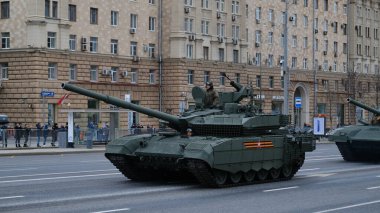 Moskova, Rusya Federasyonu, 05.09.2021: Zafer Günü 'ne adanmış askeri teçhizat geçidi şehrin merkez caddelerinde olabilir.