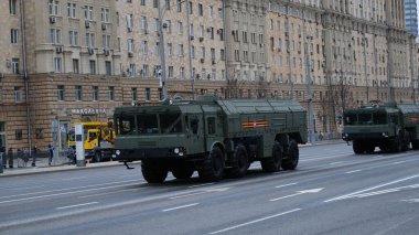 Moskova, Rusya Federasyonu, 05.09.2021: Zafer Günü 'ne adanmış askeri teçhizat geçidi şehrin merkez caddelerinde olabilir.