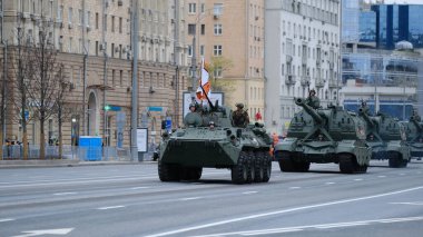 Moskova, Rusya Federasyonu, 05.09.2021: Zafer Günü 'ne adanmış askeri teçhizat geçidi şehrin merkez caddelerinde olabilir.
