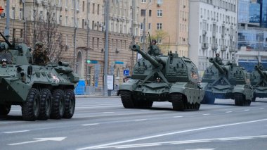 Moskova, Rusya Federasyonu, 05.09.2021: Zafer Günü 'ne adanmış askeri teçhizat geçidi şehrin merkez caddelerinde olabilir.