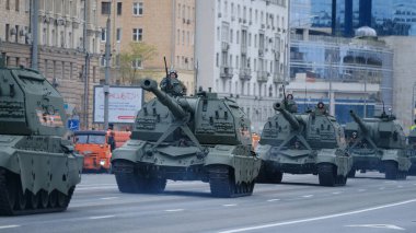 Moskova, Rusya Federasyonu, 05.09.2021: Zafer Günü 'ne adanmış askeri teçhizat geçidi şehrin merkez caddelerinde olabilir.