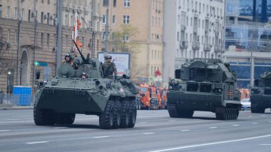 Moskova, Rusya Federasyonu, 05.09.2021: Zafer Günü 'ne adanmış askeri teçhizat geçidi şehrin merkez caddelerinde olabilir.