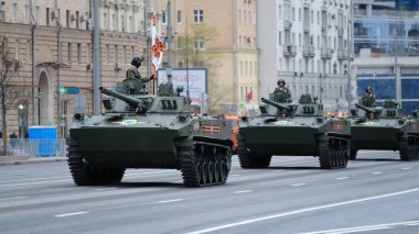 Moskova, Rusya Federasyonu, 05.09.2021: Zafer Günü 'ne adanmış askeri teçhizat geçidi şehrin merkez caddelerinde olabilir.