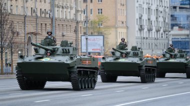 Moskova, Rusya Federasyonu, 05.09.2021: Zafer Günü 'ne adanmış askeri teçhizat geçidi şehrin merkez caddelerinde olabilir.