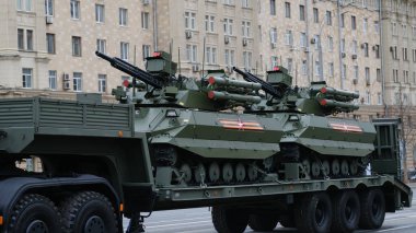 Moskova, Rusya Federasyonu, 05.09.2021: Zafer Günü 'ne adanmış askeri teçhizat geçidi şehrin merkez caddelerinde olabilir.