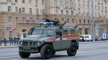 Moskova, Rusya Federasyonu, 05.09.2021: Zafer Günü 'ne adanmış askeri teçhizat geçidi şehrin merkez caddelerinde olabilir.