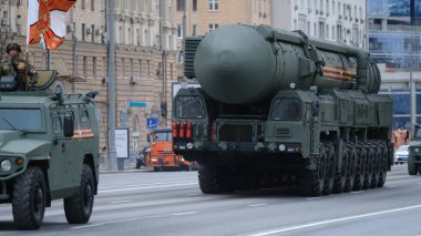 Moskova, Rusya Federasyonu, 05.09.2021: Zafer Günü 'ne adanmış askeri teçhizat geçidi şehrin merkez caddelerinde olabilir.