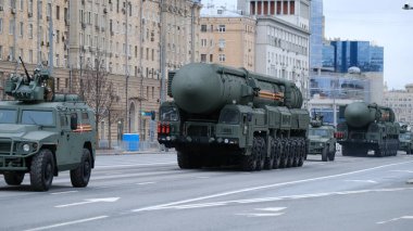 Moskova, Rusya Federasyonu, 05.09.2021: Zafer Günü 'ne adanmış askeri teçhizat geçidi şehrin merkez caddelerinde olabilir.