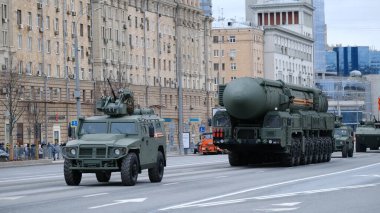 Moskova, Rusya Federasyonu, 05.09.2021: Zafer Günü 'ne adanmış askeri teçhizat geçidi şehrin merkez caddelerinde olabilir.