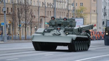 Moskova, Rusya Federasyonu, 05.09.2021: Zafer Günü 'ne adanmış askeri teçhizat geçidi şehrin merkez caddelerinde olabilir.